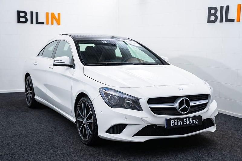 Vit Begagnad 2014 Mercedes CLA220 Sedan | 142 900 kr (Marknadspris) - Bild 1/4
