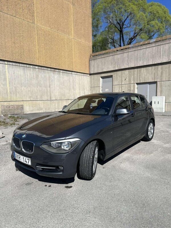 Grå Begagnad 2013 BMW 116 Sport Line Halvkombi | 99 500 kr (Marknadspris) - Bild 1/4