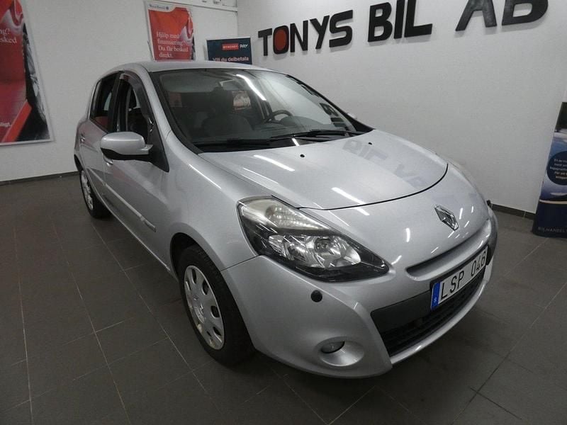 Ljusgrå (silver) Begagnad 2011 Renault Clio II Halvkombi | 44 900 kr (Marknadspris) - Bild 1/4