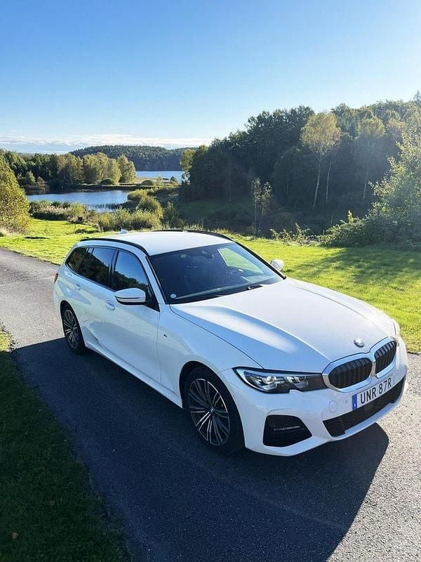 Vit Begagnad 2021 BMW 330e M Sport Kombi | 310 000 kr (Superpris) - Bild 1/4
