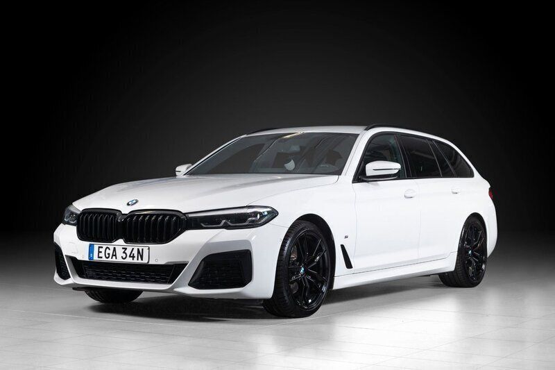 Vit Begagnad 2021 BMW 520 M Sport Kombi | 438 000 kr (Lite dyr) - Bild 1/4