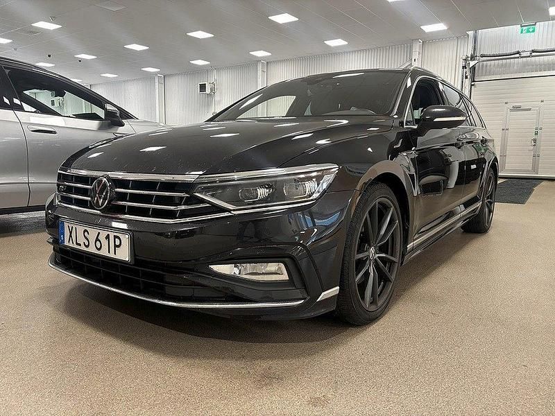 Svart (deep black pearl) Begagnad 2022 VW Passat GT Kombi | 299 900 kr (Marknadspris) - Bild 1/4