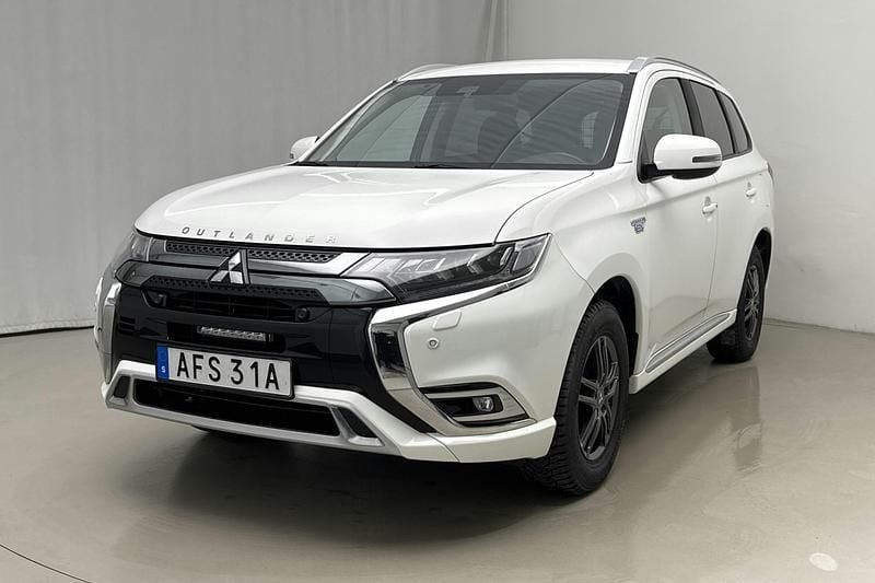 Vit Begagnad 2020 Mitsubishi Outlander SUV | 249 000 kr (Marknadspris) - Bild 1/4