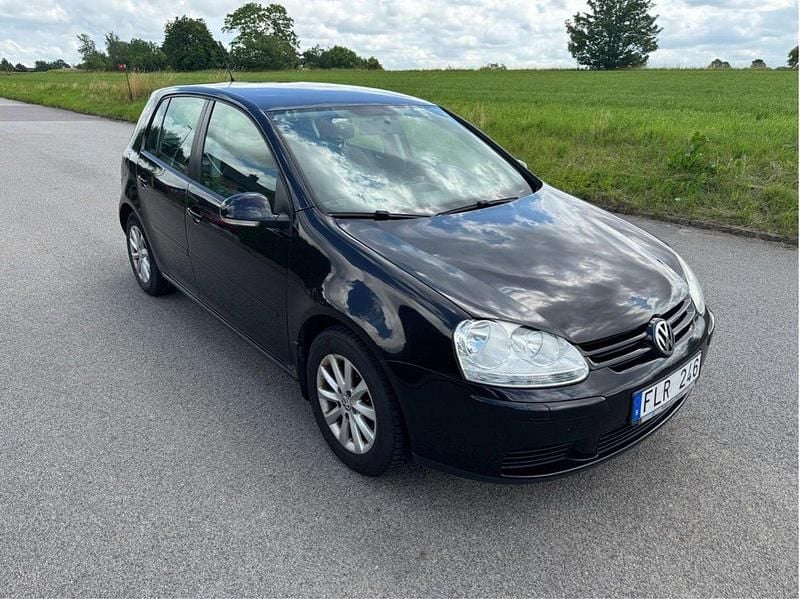 Svart Begagnad 2007 VW Golf V Trendline Halvkombi | 25 000 kr (Marknadspris) - Bild 1/4