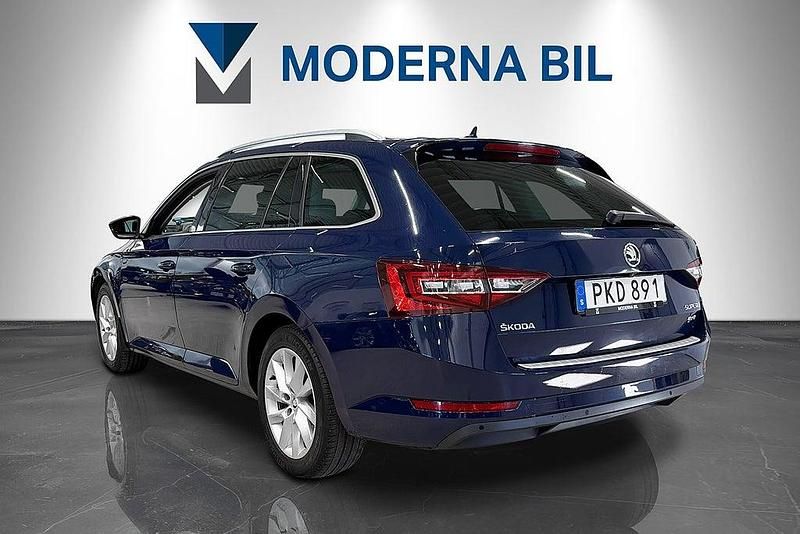 Begagnad Skoda Superb Business Line 190 HK (139 kW) 2017 Blå Kombi