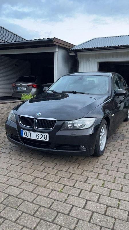 Svart Begagnad 2006 BMW 320 Advantage Sedan | 59 500 kr (Marknadspris) - Bild 1/4