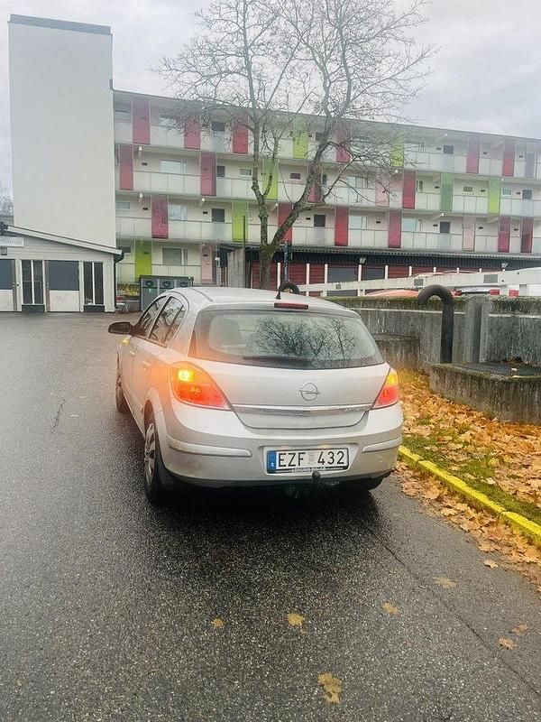 Grå Begagnad 2007 Opel Astra Halvkombi | 19 999 kr (Marknadspris) - Bild 1/4