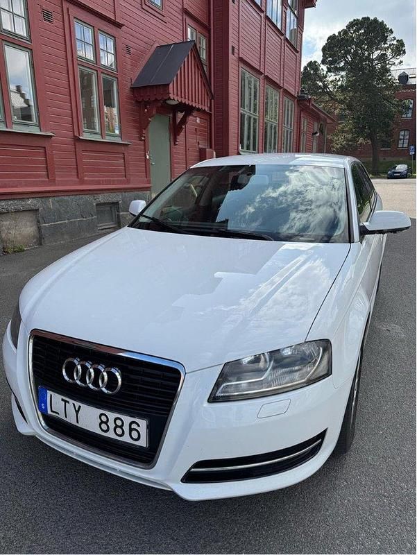 Vit Begagnad 2012 Audi A3 Sportback Attraction Halvkombi | 74 900 kr (Marknadspris) - Bild 1/4