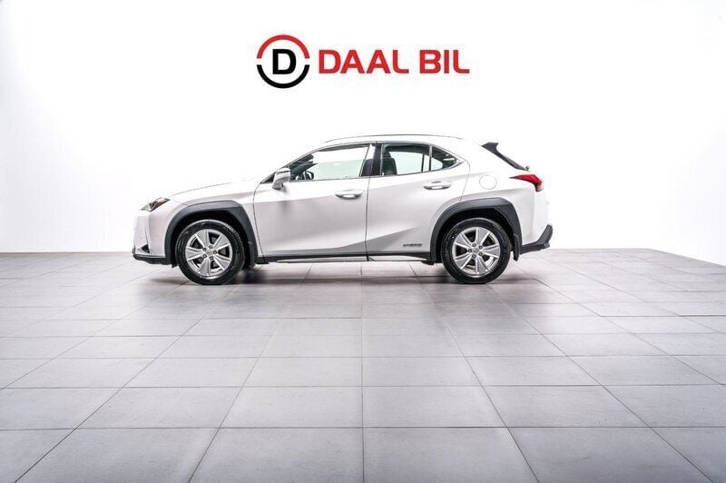Vit Begagnad 2020 Lexus UX 250h SUV | 269 700 kr (Marknadspris) - Bild 1/4