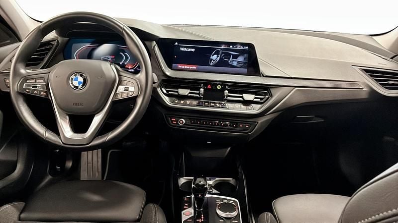 Begagnad BMW 118 Sport Line 136 HK (100 kW) 2023 Halvkombi