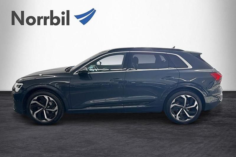 Begagnad Audi Q8 e-tron S-Line 300 kW (408 HK) 2024 Blå SUV