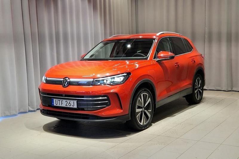 Röd Begagnad 2024 VW Tiguan Life SUV | 449 900 kr (Superpris) - Bild 1/4
