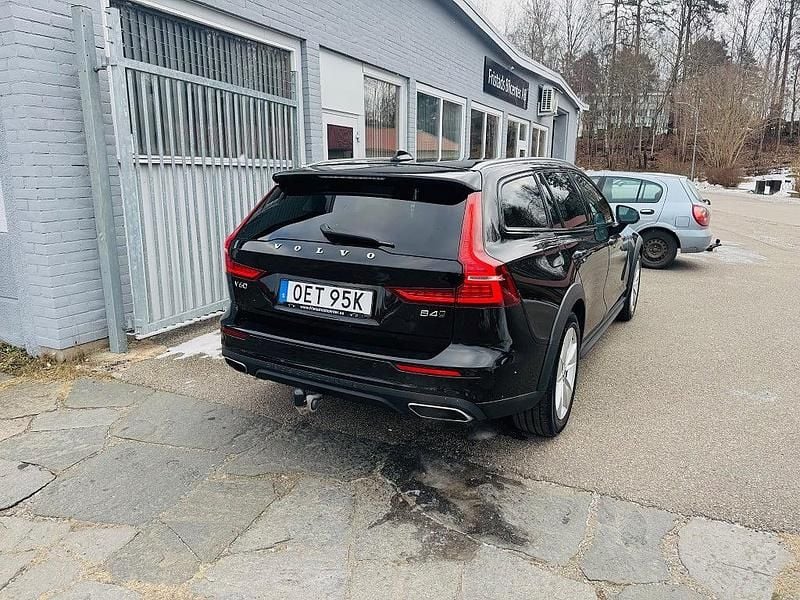 Begagnad Volvo V60 CC 197 HK (144 kW) 2021 Svart Kombi