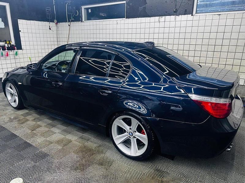 Svart Begagnad 2009 BMW 530 M Sport Sedan | 89 900 kr (Lite dyr) - Bild 1/4