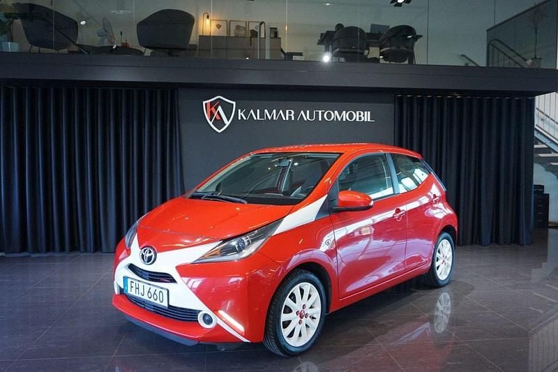 Röd Begagnad 2015 Toyota Aygo X-play Halvkombi | 89 900 kr (Marknadspris) - Bild 1/4
