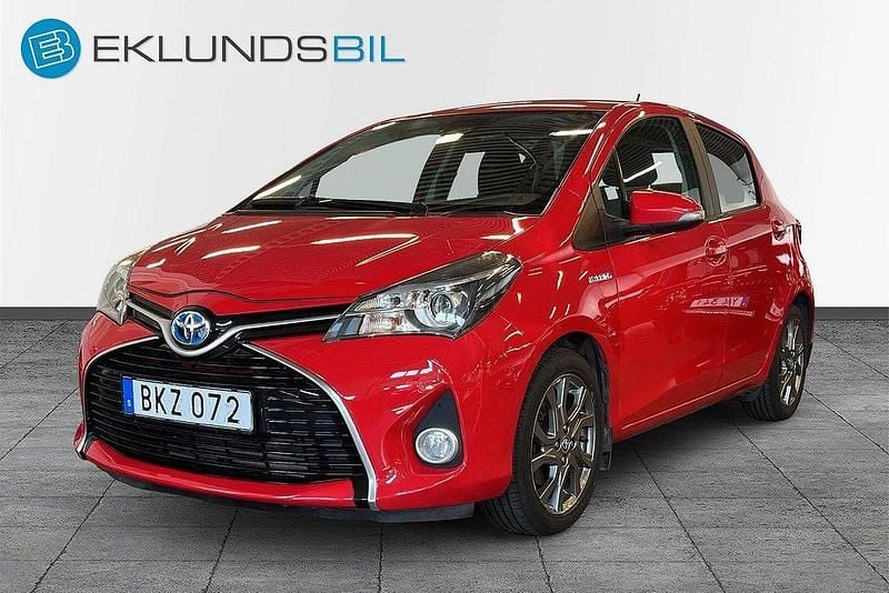 Röd Begagnad 2016 Toyota Yaris Hybrid Active Halvkombi | 119 900 kr (Marknadspris) - Bild 1/4