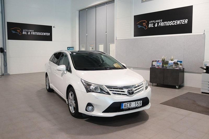 Vit (pearl white metallic) Begagnad 2013 Toyota Avensis Executive Kombi | 119 900 kr (Marknadspris) - Bild 1/4
