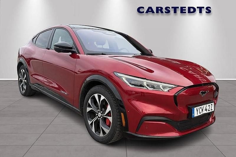 Röd Begagnad 2023 Ford Mustang Mach-E SUV | 439 900 kr (Marknadspris) - Bild 1/4