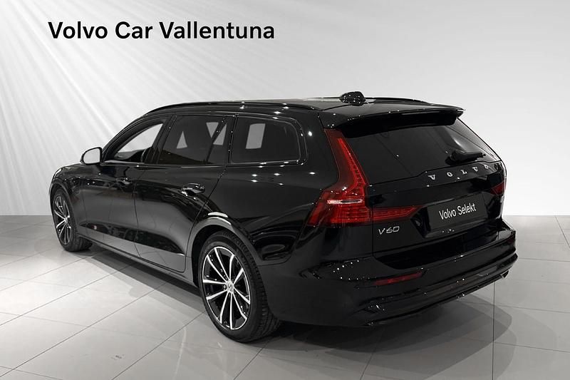 Begagnad Volvo V60 Plus 350 HK (257 kW) 2022 Svart Kombi