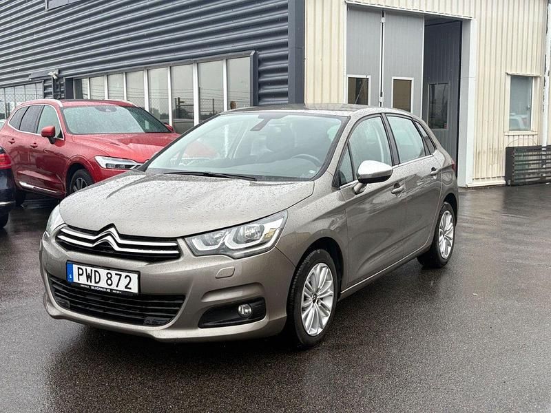 Grå Begagnad 2016 Citroën C4 Halvkombi | 59 900 kr (Bra pris) - Bild 1/4