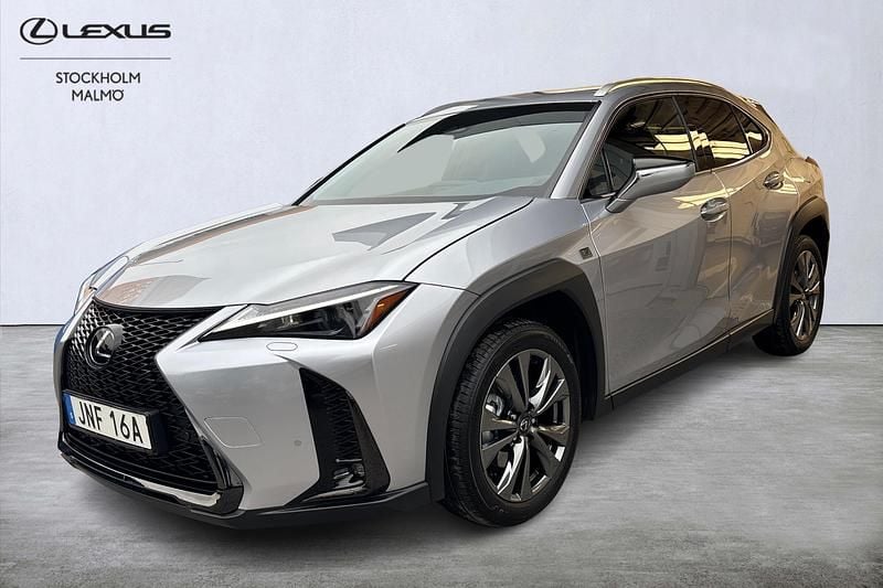 Silver Begagnad 2025 Lexus UX 300h Sport Design Packet SUV | 399 000 kr (Marknadspris) - Bild 1/4