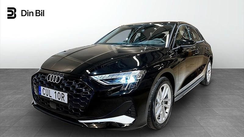 Svart Begagnad 2024 Audi A3 Sportback Advanced Plus Halvkombi | 319 000 kr (Lite dyr) - Bild 1/4