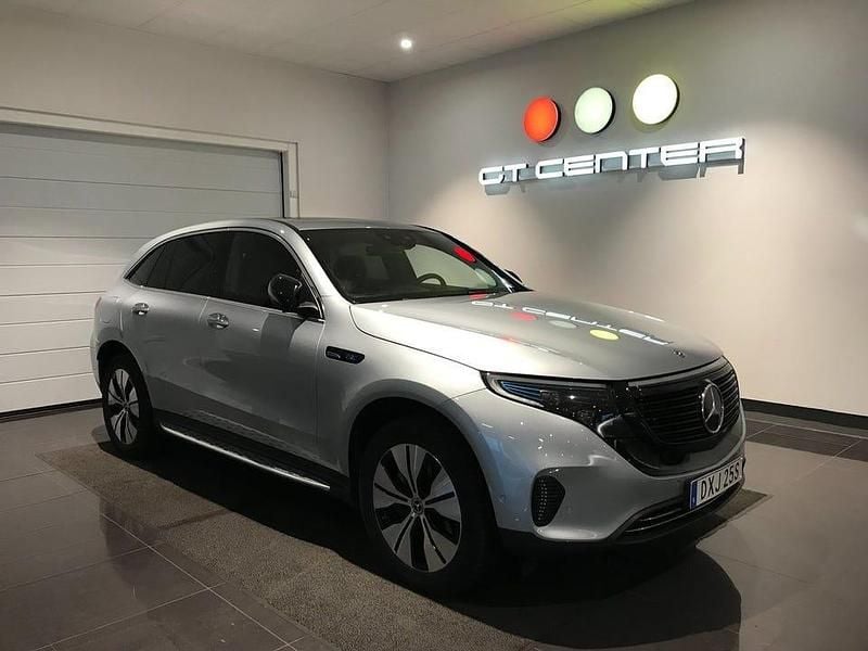 Silvermetallic/mörkblått läder/svart alcantara klädsel Begagnad 2019 Mercedes EQC400 Edition SUV | 359 900 kr (Lite dyr) - Bild 1/4
