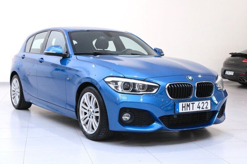 Blå Begagnad 2017 BMW 118 M Sport Halvkombi | 139 900 kr (Marknadspris) - Bild 1/4