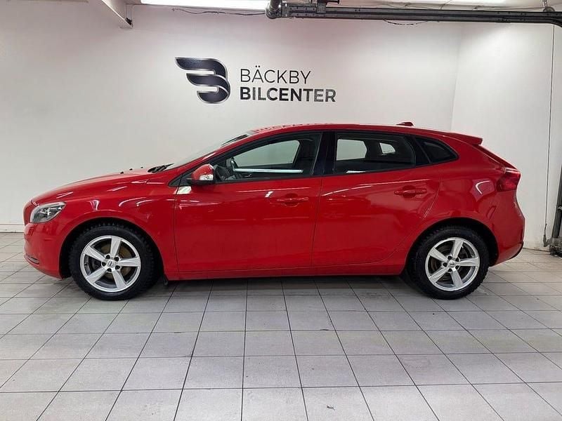 Begagnad Volvo V40 Kinetic 120 HK (88 kW) 2016 Röd Halvkombi