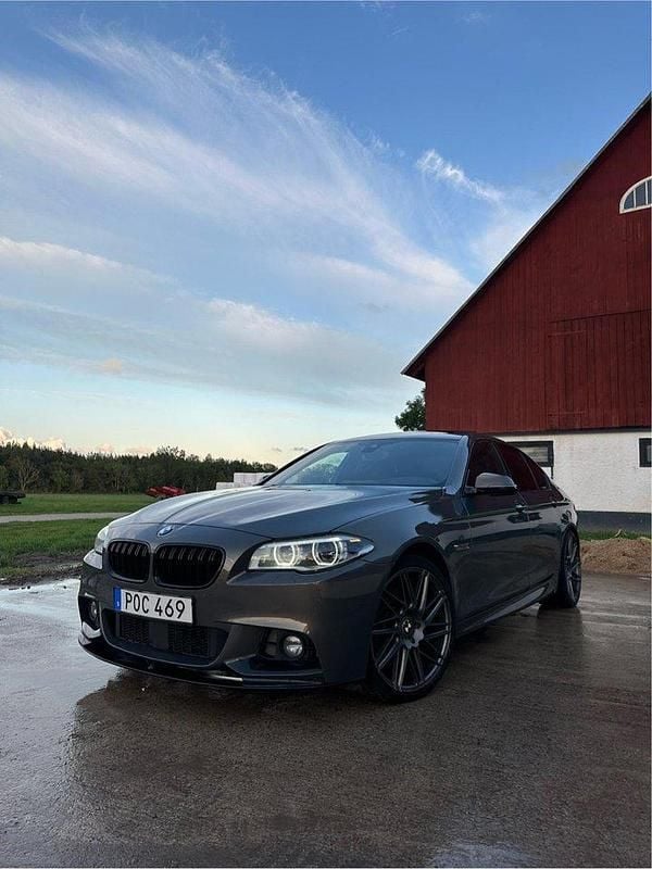 Brun Begagnad 2015 BMW 530 M Sport Sedan | 239 000 kr (Marknadspris) - Bild 1/4