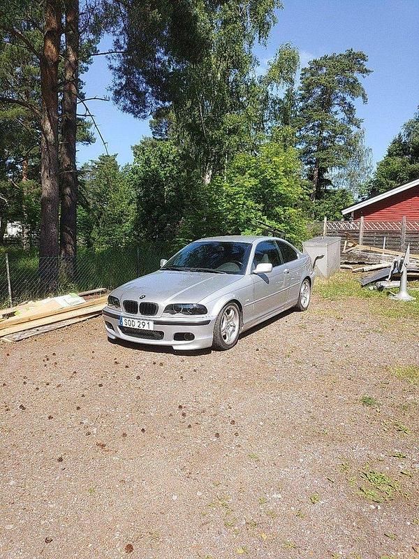 Grå Begagnad 2001 BMW 320 Sportkupé | 40 000 kr (Dyr) - Bild 1/4