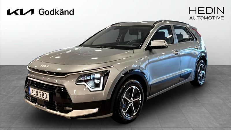 Grå (silver) Begagnad 2024 Kia Niro SUV | 349 900 kr (Marknadspris) - Bild 1/4