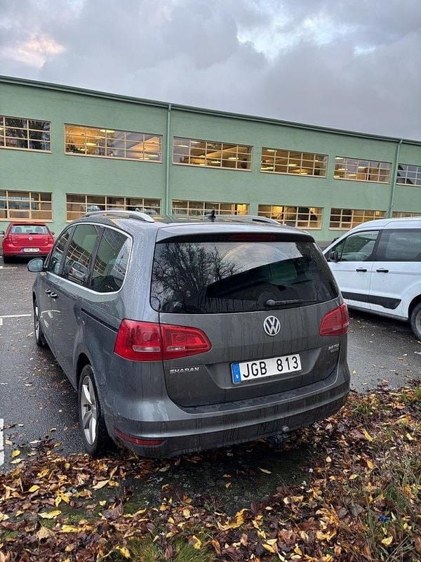 Grå Begagnad 2014 VW Sharan Minibuss | 122 000 kr (Bra pris) - Bild 1/4