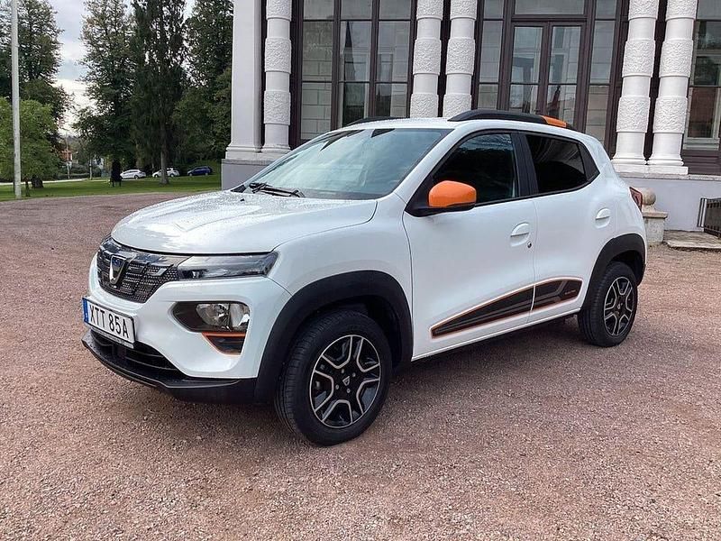 Vit (vit / grått helskinn) Begagnad 2022 Dacia Spring Halvkombi | 152 000 kr - Bild 1/4