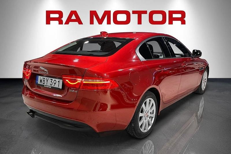 Begagnad Jaguar XE 180 HK (132 kW) 2017 Röd (röd metallic) Sedan