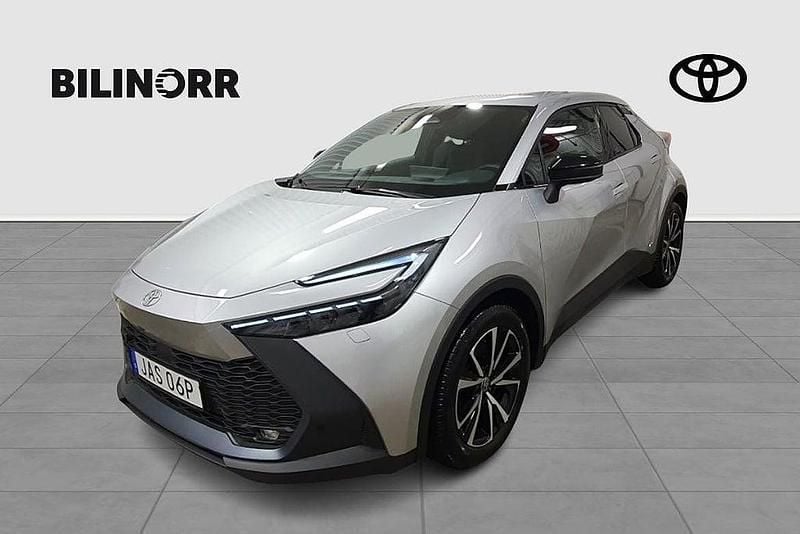 Silver Begagnad 2023 Toyota C-HR Style SUV | 389 900 kr (Marknadspris) - Bild 1/4