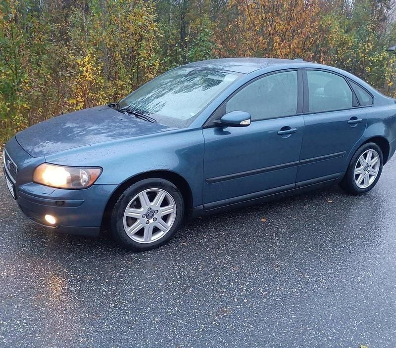Blå Begagnad 2005 Volvo S40 Kinetic Sedan | 22 500 kr (Marknadspris) - Bild 1/4