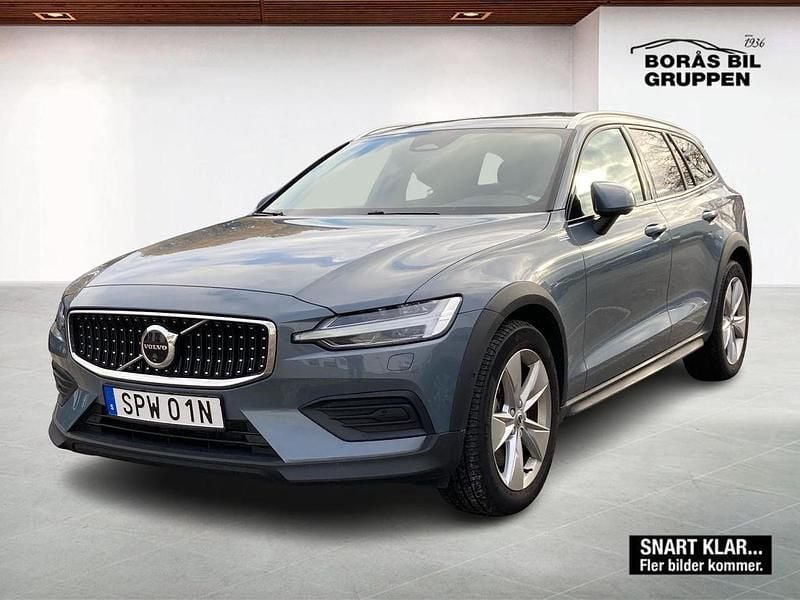 Grå Begagnad 2024 Volvo V60 CC Core Kombi | 399 000 kr (Bra pris) - Bild 1/1
