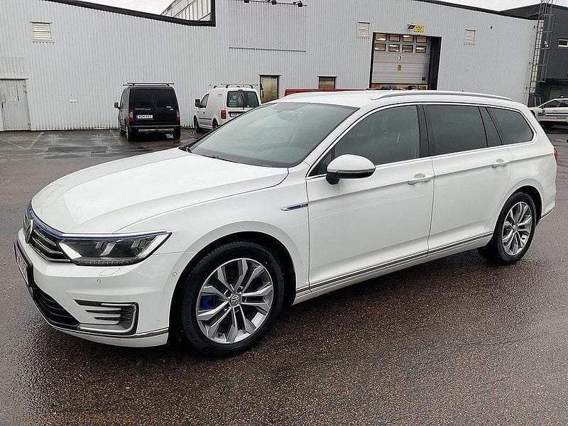 Vit Begagnad 2016 VW Passat GTE Kombi | 104 500 kr (Bra pris) - Bild 1/4