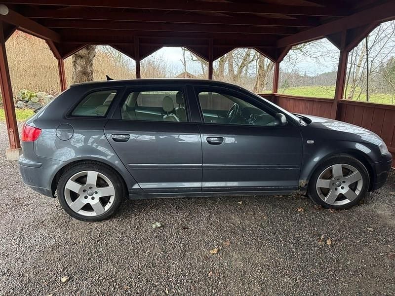 Delfingrå Begagnad 2007 Audi A3 Sportback Halvkombi | 72 000 kr (Marknadspris) - Bild 1/4