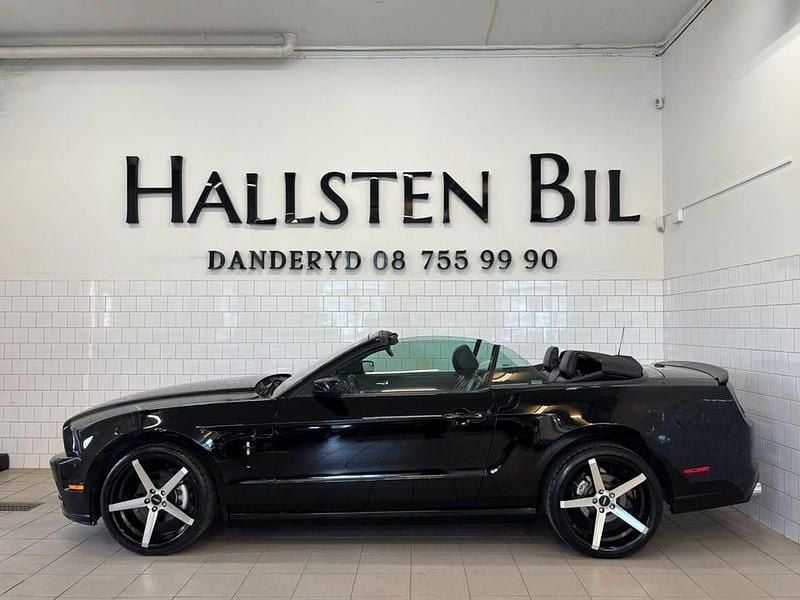 Svart Begagnad 2013 Ford Mustang Cab | 179 900 kr (Marknadspris) - Bild 1/4