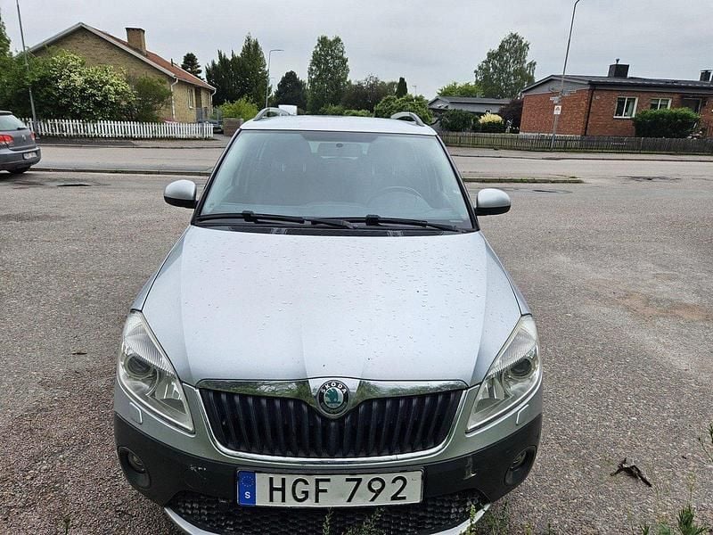 Silver Begagnad 2011 Skoda Fabia Halvkombi | 33 000 kr (Marknadspris) - Bild 1/4
