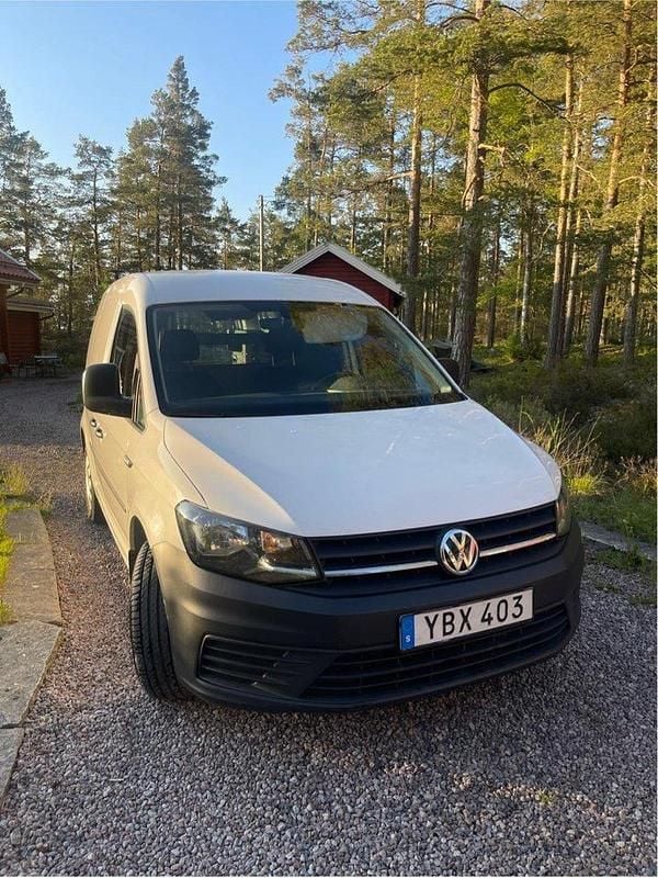 Vit Begagnad 2016 VW Caddy Minibuss | 95 900 kr (Marknadspris) - Bild 1/4