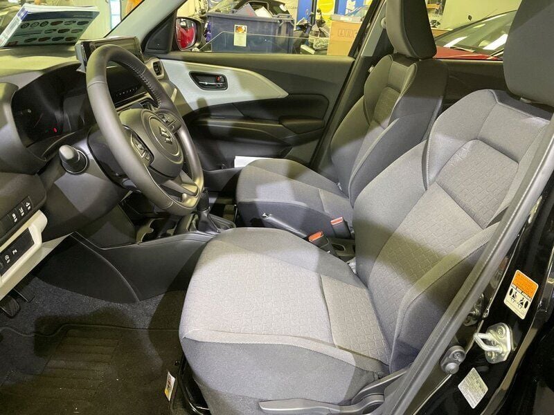 Begagnad Suzuki Swift 83 HK (61 kW) 2024 Svart Halvkombi