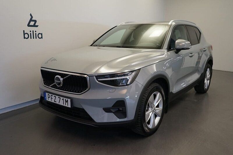 Grå Begagnad 2023 Volvo XC40 Core SUV | 369 500 kr (Marknadspris) - Bild 1/3