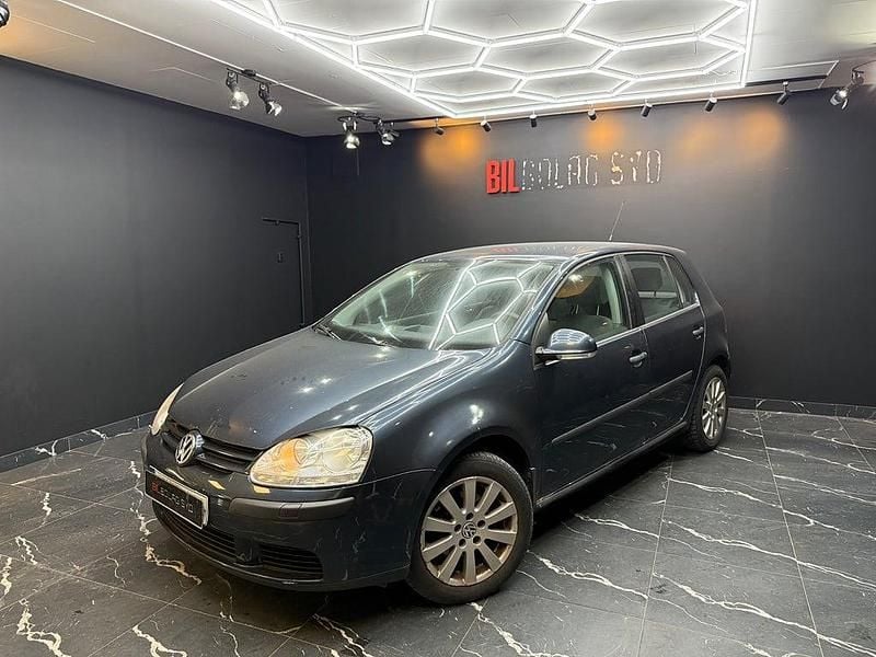 Mörkblå Begagnad 2005 VW Golf IV Trendline Halvkombi | 34 900 kr (Marknadspris) - Bild 1/4