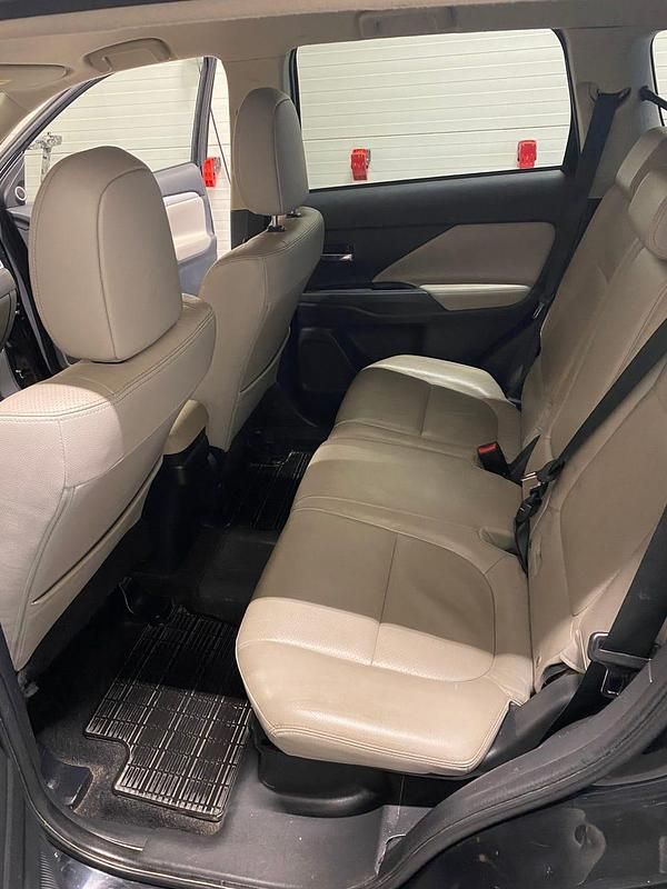 Begagnad Mitsubishi Outlander 203 HK (149 kW) 2014 Perl black SUV