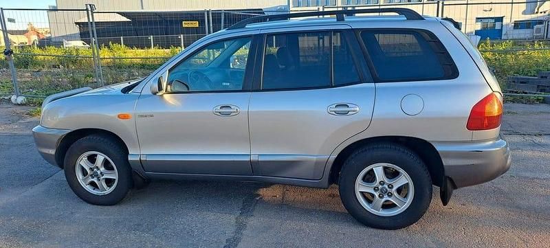 Ljusgrå (grå) Begagnad 2003 Hyundai Santa Fe SUV | 31 500 kr (Dyr) - Bild 1/4