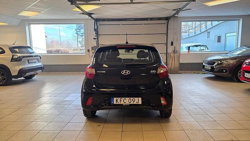 Begagnad Hyundai i10 Essential 67 HK (49 kW) 2022 Svart Halvkombi