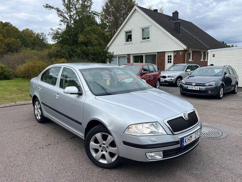 Silver Begagnad 2007 Skoda Octavia Halvkombi | 40 000 kr (Lite dyr) - Bild 1/4